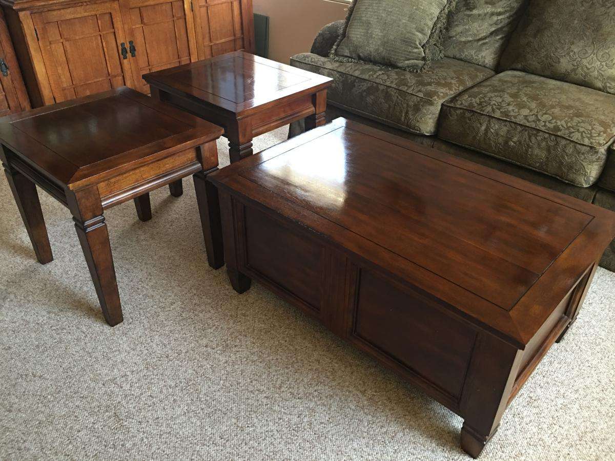 ENTERTAINMENT CENTER AND COFFEE/END TABLE SET