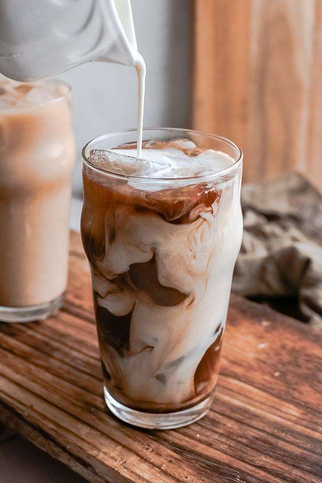 How To Make Iced Coffee With Milk Like Starbucks : Easy ...